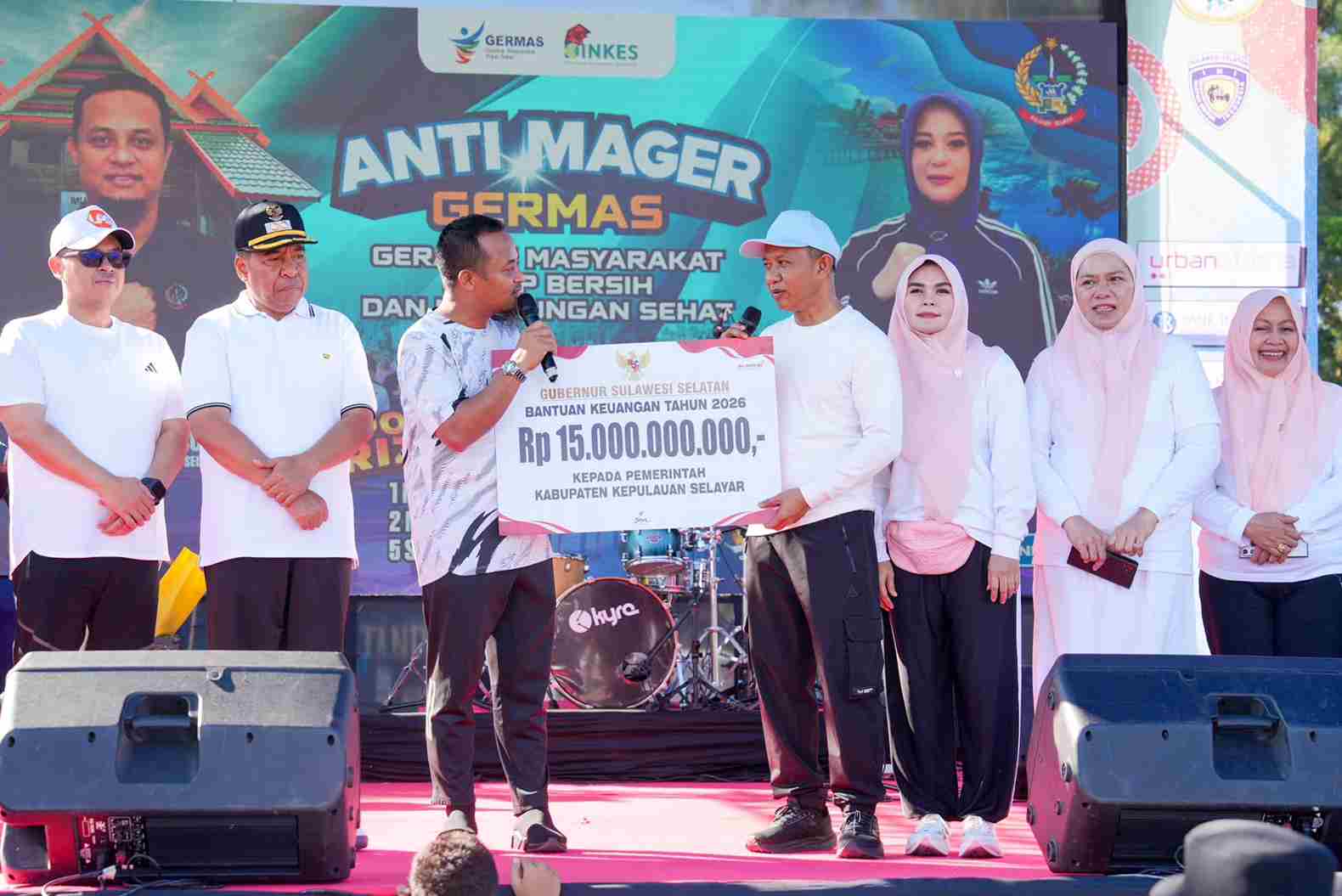 Gubernur Sulsel Serahkan Bantuan Keuangan Rp15 Miliar untuk Kepulauan Selayar