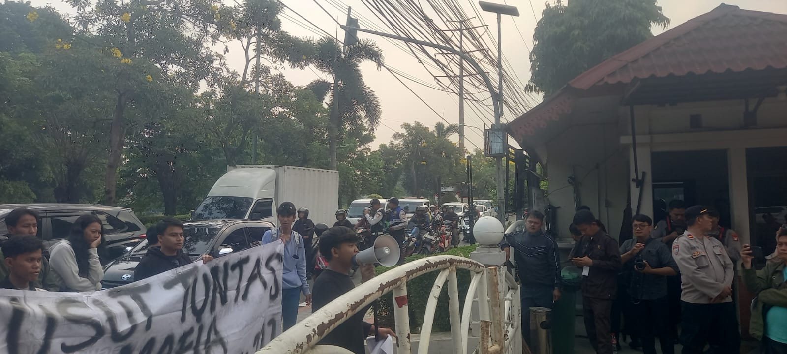 Mahasiswa Geruduk Kantor DPRD Kota Bekasi, Soroti Dugaan Penyimpangan Revitalisasi Pasar Bantargebang